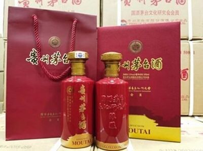 大庆回收五十年茅台酒瓶回收名酒老酒图片