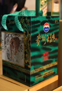 德州夏津就近回收50年年茅台空酒瓶,马年茅台酒空瓶回收电话
