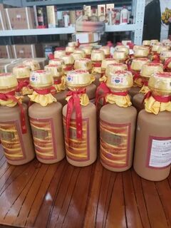 辽源白酒老酒回收电话 附近上门回收兔年茅台酒瓶图片